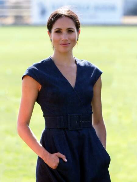 Meghan Markle portait quasiment la même robe en jean signée Carolina Herrera, à Windsor le 26 juillet 2018