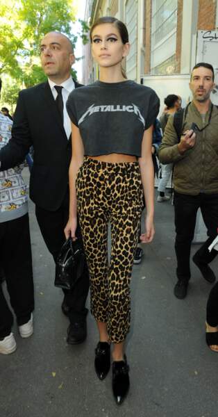 Kaia Gerber en crop top rock "Metallica" et pantalon léopard