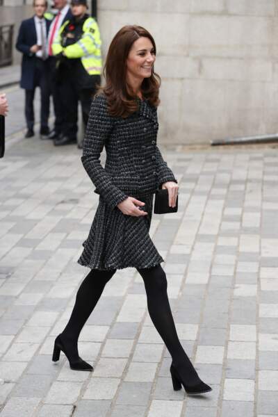 Kate Middleton avait déjà porté cet ensemble en tweed, ces collants et ces escarpins noirs en février 2019.