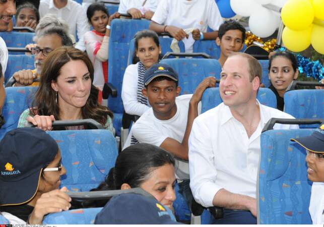 Mêlés à la population le plus naturellement du monde Kate Middleton et le prince William visitent