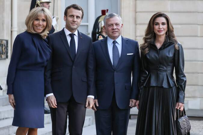 Brigitte Macron fait sensation avec cette robe au col très chic d'un bleu profond qui lui va bien au teint