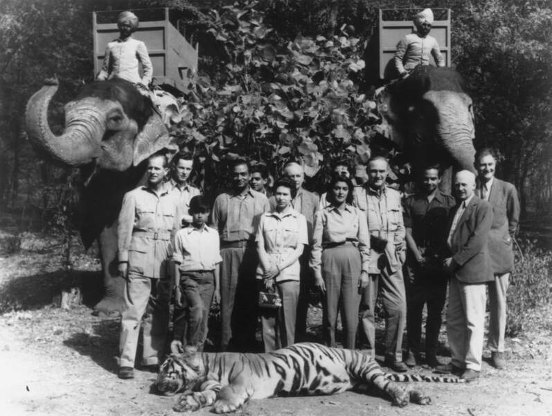 Deux époques très différentes: en 1961 le prince Philip abattait les tigres, en 2016, le prince William les protège