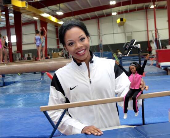 La gymnaste et championne olympique américaine Gabby Douglas, pose avec sa poupée Barbie