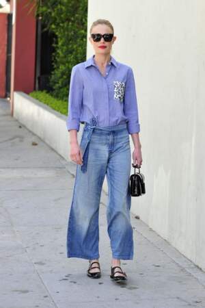 Kate Bosworth porte une paire de babies avec un jean évasé, chic et cool.