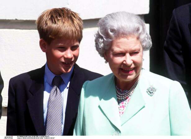 Harry et Elizabeth II lors des 98 ans de la reine mère à Clarence House, en 1998