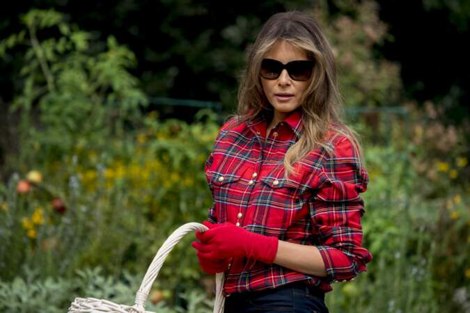 Melania Trump prend très à cœur sa mission de jardinage avec chemise et gants assortis