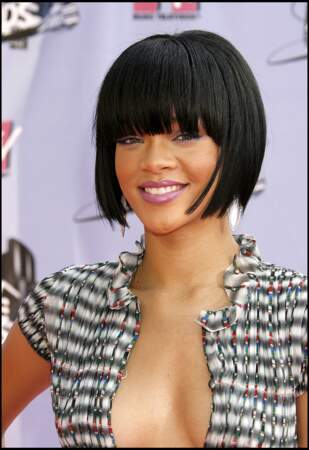 Carré court et frangé, Rihanna se métamorphose pour les MTV Movie Awards 2007