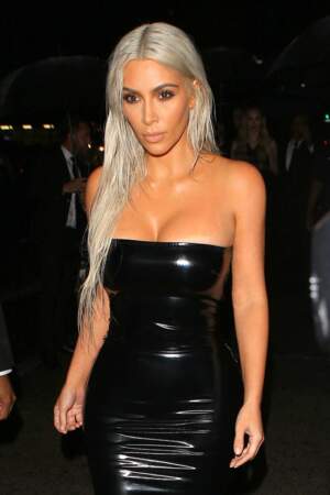 Kim Kardashian en robe bustier latex et cheveux blonds platine