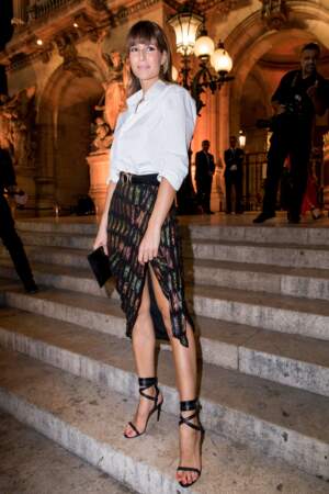 Pour Longchamp, Laury Thilleman opte pour une jupe fendue pailletée, chemise blanche et sandales vertigineuses.