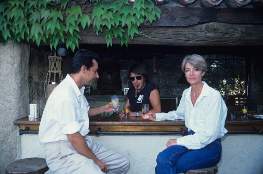Le couple avec Michel Denisot, dans la maison de Jacques Dutronc en Corse. Juillet 1988.
