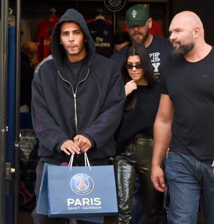 Kourtney Kardashian et Younes Bendjima, fans du PSG, sortent de la boutique des Champs-Elysées le 26 septembre