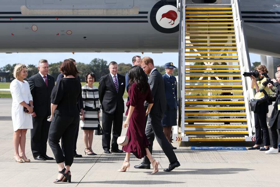 A l'aéroport de Sydney, Meghan Markle, enceinte, porte une robe BOSS de la collection croisière 2019.
