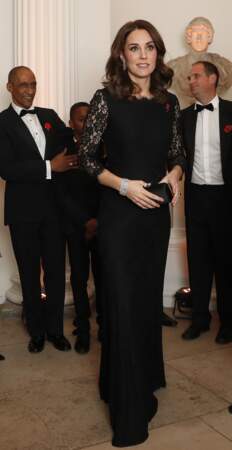 Enceinte d'un peu plus de trois mois, Kate Middleton laisse apapraître un discret ventre dans sa robe longue 