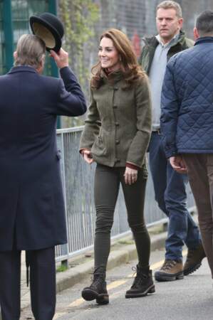 La duchesse portait une veste en tweed Dubarry Bracken, un slim kaki et des boots à lacets très remarquées