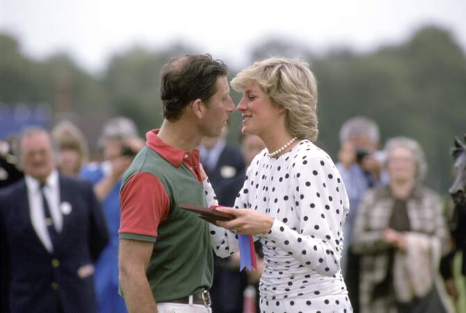 Lady Di et son époux le prince Charles lors d'un match de polo en 1987