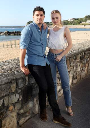 Lily-Rose Depp pose avec son réalisateur Vincent Mariette, pour le film Les Fauves