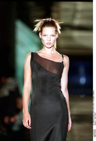 Kate Moss défile pour Gianni Versace en 1996