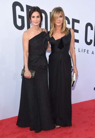 Courteney Cox et Jennifer Aniston, en robe noire comme des sœurs jumelles