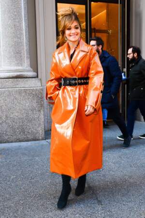 Rita Ora avec un trench-coat en vinyle Ellery, à New York le 7 décembre 2017