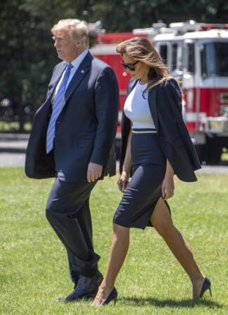 Le couple traverse ainsi la pelouse sud de la Maison Blanche devant une poignée de photographes