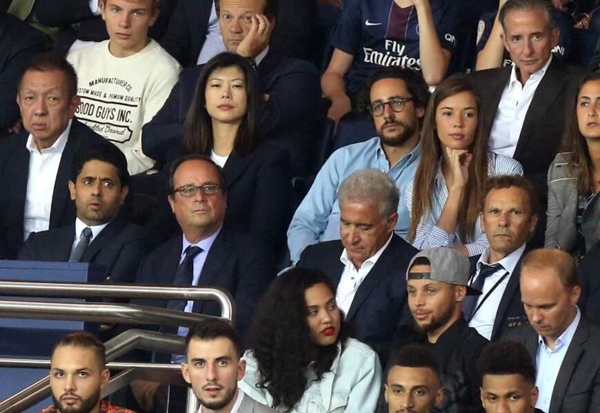 Les tourtereaux profitent du match tandis que François Hollande est assis juste devant eux 