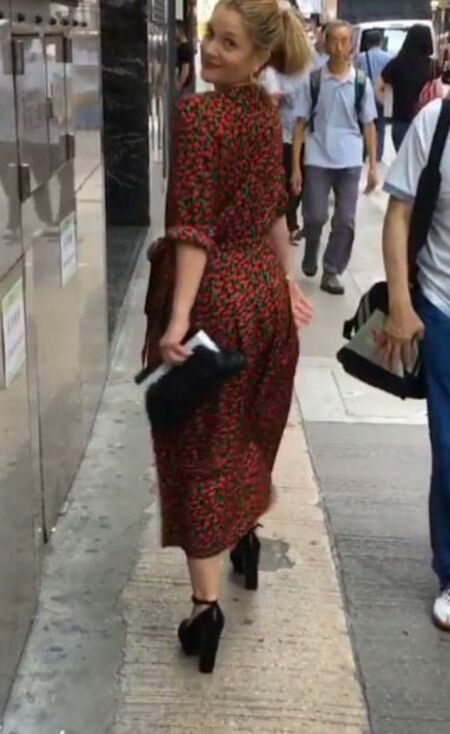 Drew Barrymore tout sourire dans les rues de Hong Kong en octobre dernier