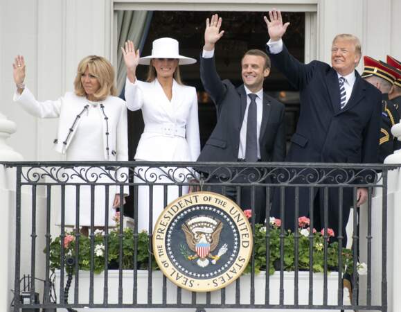 Melania en ensemble Michael Kors et chapeau à bords larges, pour recevoir le couple Macron le 24 avril 2018