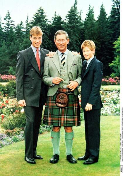Charles III, avec ses fils William et Harry à Balmoral en 1999