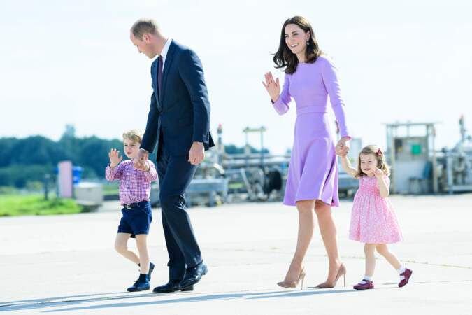 William, George, Kate et Charlotte lors de leur départ de l'aéroport de Hambourg, le 21 juillet 2017