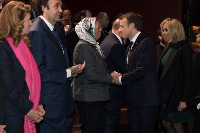 Brigitte Macron très sobre en robe droite et courte vert foncée