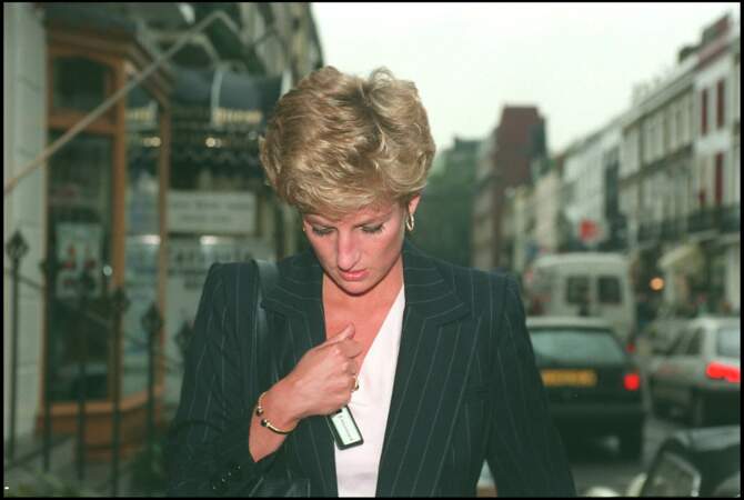La princesse Diana avec un bracelet à pierres bleues, à Londres, en 1994