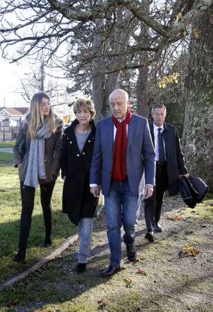 Alain Juppé se rend au bureau de vote avec son épouse Isabelle et sa fille Clara 