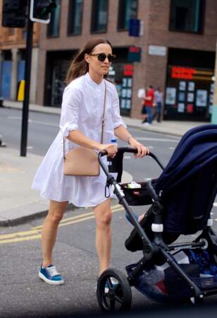 Pippa Middleton en robe chemise et baskets, promène son fils Arthur dans les rues de Londres le 24 juin 2019.