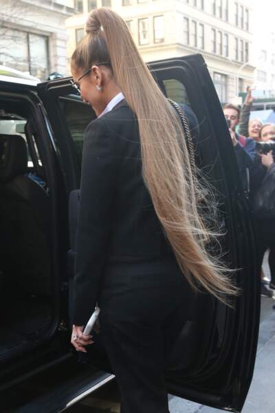Jennifer Lopez surprend avec cette queue-de-cheval qui lui arrive jusqu'aux fesses