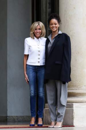 26 juillet 2017 : brigitte Macron en jean slim et blazer blanc avec Rihanna