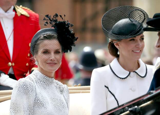 Letizia d'Espagne moderne avec son chignon bouclé, Kate Middleton plus classique avec un chignon roulé