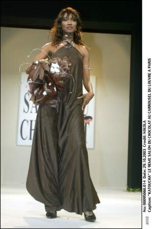 Le mannequin Katoucha Niane (décédée en 2008) lors d'un défilé pour le Salon du Chocolat, en 2003