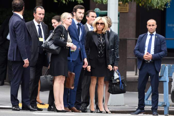 Brigitte Macron très chic en robe courte noire