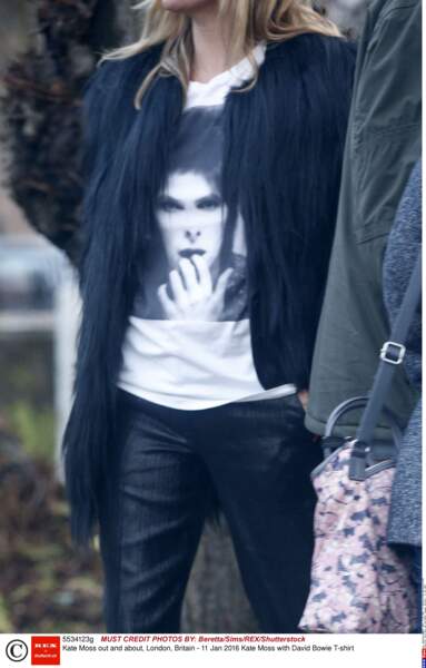 Kate Moss porte un tee-shirt à l'effigie de David Bowie le 11 janvier, date de la mort du chanteur