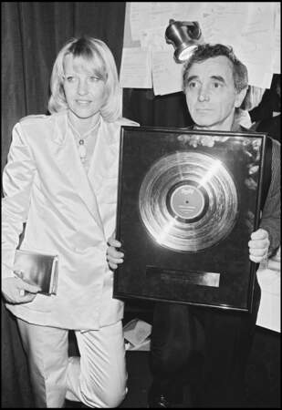 Charles Aznavour et sa femme Ulla à l'Olympia, il reçoit un disque d'or en 1980