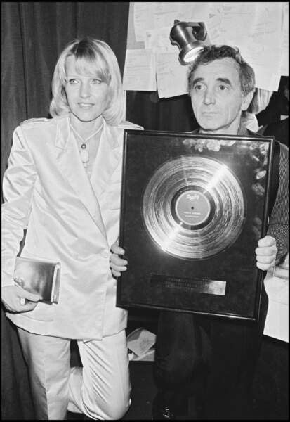 Charles Aznavour et sa femme Ulla à l'Olympia, il reçoit un disque d'or en 1980