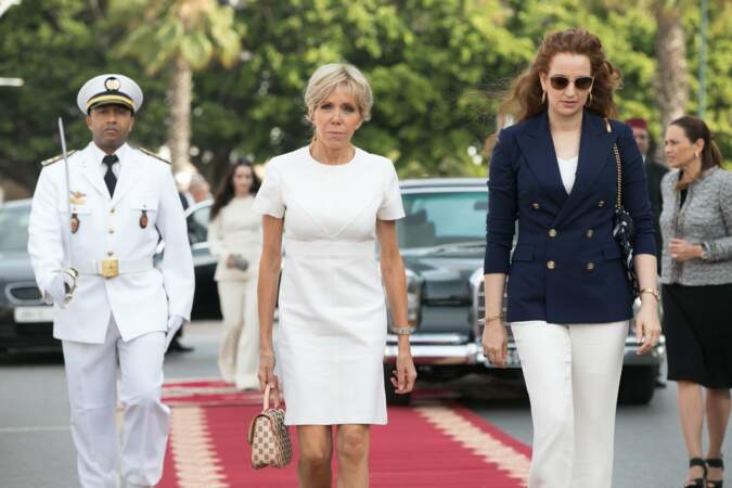 14 juin 2017 : Brigitte Macron en robe blanche Louis Vuitton pour son arrivée au Maroc
