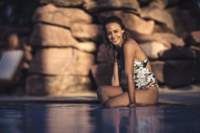 L'actrice Alice Belaïdi au bord de la piscine du Es Saadi Marrakech Resort