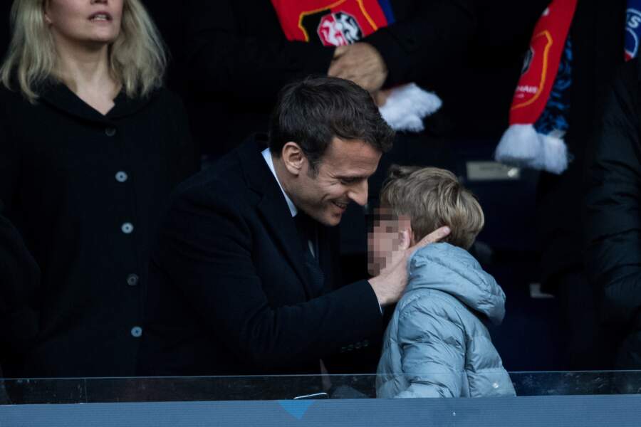 Emmanuel Macron embrasse son neveu