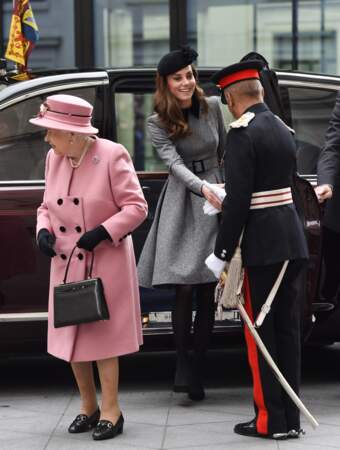 Kate Middleton chic en bibi et manteau gris, elle fait sa première sortie en solo avec la reine Elizabeth II