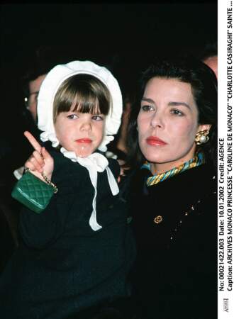 Caroline de Monaco, avec sa fille Charlotte, lors de la Sainte Devote à Monaco, en 1990
