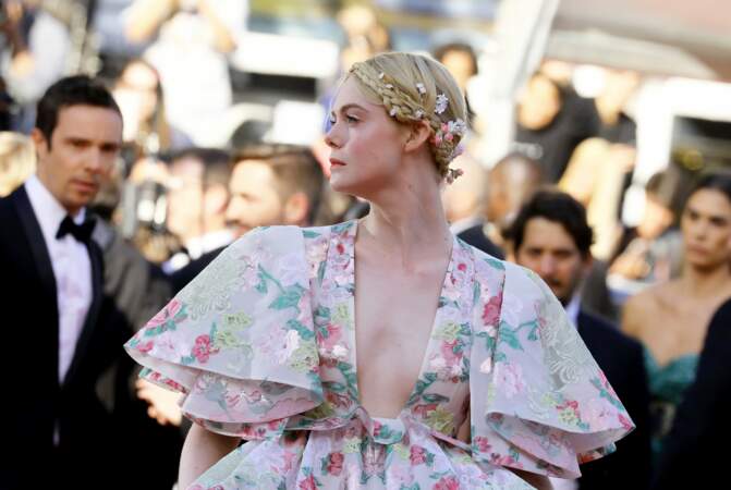 Elle Fanning et sa tresse couronne ornée de fleurs, en robe Valentino haute couture, le 15 mai 2019 à Cannes