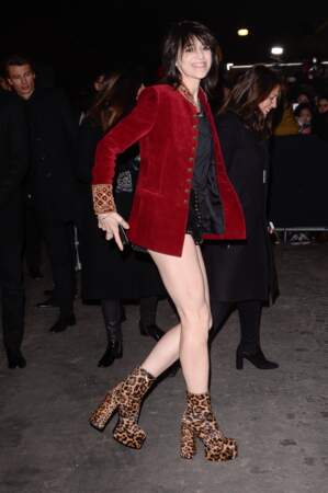 Mini short et boots léopard pour Charlotte Gainsbourg