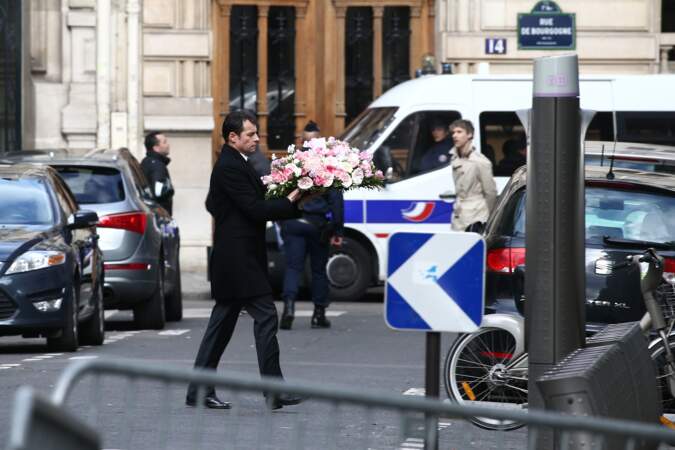Police & couronnes de fleurs - Funérailles Laurence Chirac, Eglise Ste Clotilde, Paris