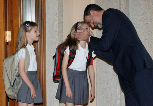 Le baiser de Felipe VI d'Espagne à ses deux filles Sofia et Leonor avant qu'elles partent à l'école